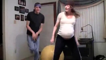 Désespérée, à sa quarantième semaine de grossesse, cette maman fait une chose délirante pour faire réagir ses jumeaux