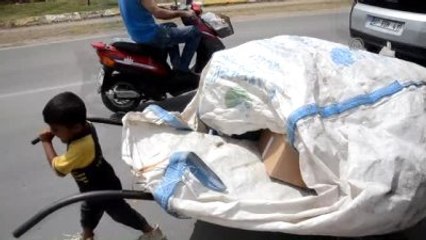 Savaştan Kaçtılar, Hayatın Yükünü Sırtlıyorlar