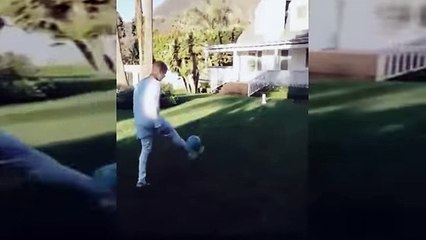 Quand Justin Bieber jongle avec le footballeur Neymar dans son jardin