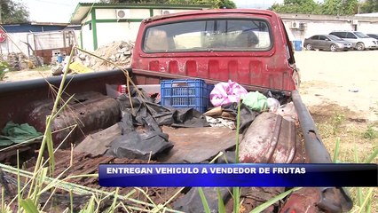 Entregan vehiculo a vendedor de frutas