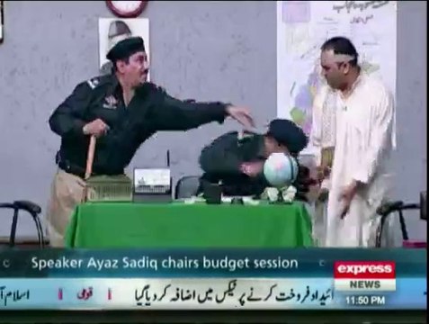 Aftab Iqbal Depicts exactly what Punjab Police do with Fruit Sellers!