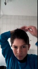 WIE MAN DIE HAARE COOL STYLT MIT WASSER UND EINEM KAMM