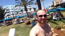 Прохладная вода на пляже  Nissi Beach. Ayia Napa, Cyprus,