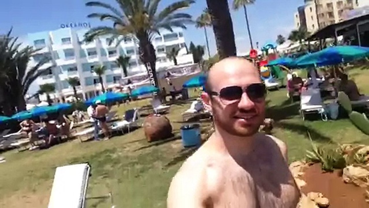 Прохладная вода на пляже  Nissi Beach. Ayia Napa, Cyprus,