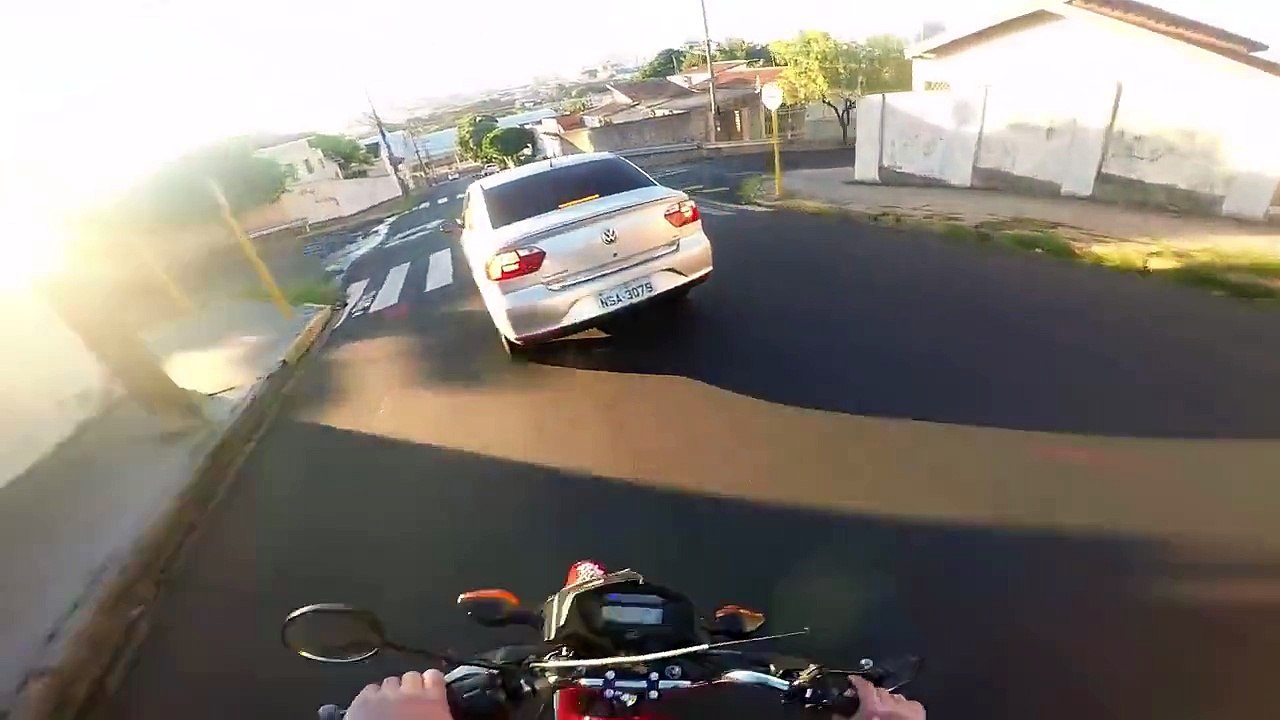 Instant Karma pour un motard qui fait un doigt d'honneur !