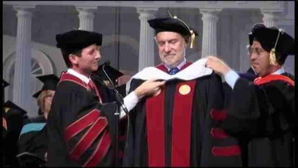 Universidad de Puerto Rico inviste doctor honoris causa a directivo de banco español