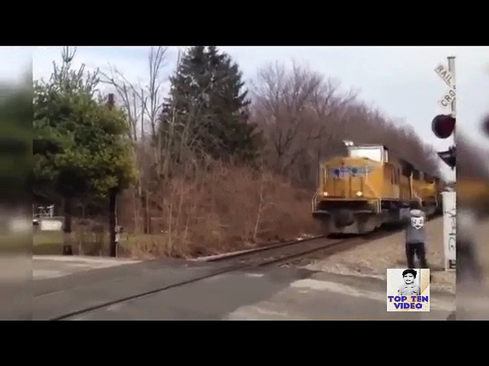 TOP Level Crossing Car Crash Compilation 2016