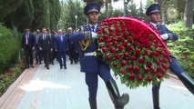 Başbakan Yıldırım, Haydar Aliyev'in Mezarını ve Şehitlikleri Ziyaret Etti