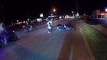 Ce motard fait le con sur sa moto et ça fini mal pour lui et son pote... FAIL