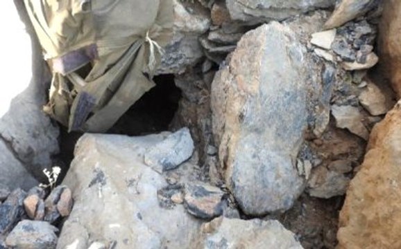 PKK'lı Teröristlerin Dağlıca'da Cephanelik Olarak Kullandığı 2 Ayrı Mağarada Silah ve Mühimmat Ele...