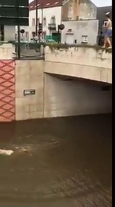 Une route inondée transformée en piscine municipale à Orléans
