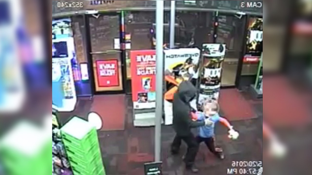 Un garçon de 7 ans frappe un cambrioleur lors d'un braquage