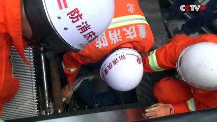 Un homme s'est retrouvé englouti par un escalator en Chine