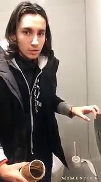 Blague énorme dans les toilettes : t'aurais pas du papier...