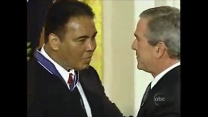 Muhammed Ali, yumruklarını kullanmadan Bush'u böyle nakavt etmişti
