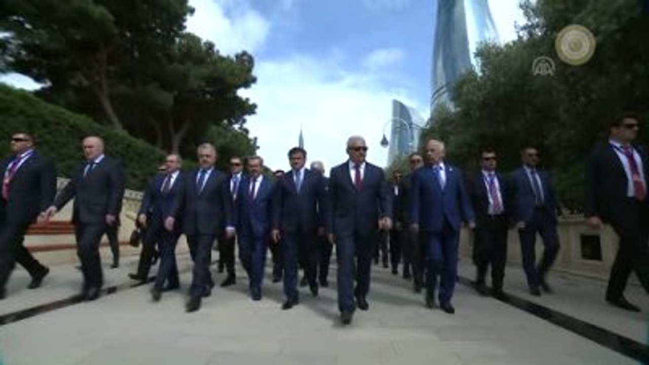 Başbakan Yıldırım, Haydar Aliyev'in Mezarını ve Şehitlikleri Ziyaret Etti (2)