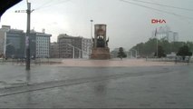 Taksim'de Sağanak Yağmurla Birlikte Vatandaşların Zor Anları