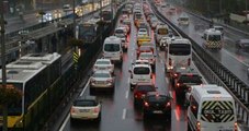Sağanak Yağış Başladı, İstanbul Trafiği Felç Oldu!
