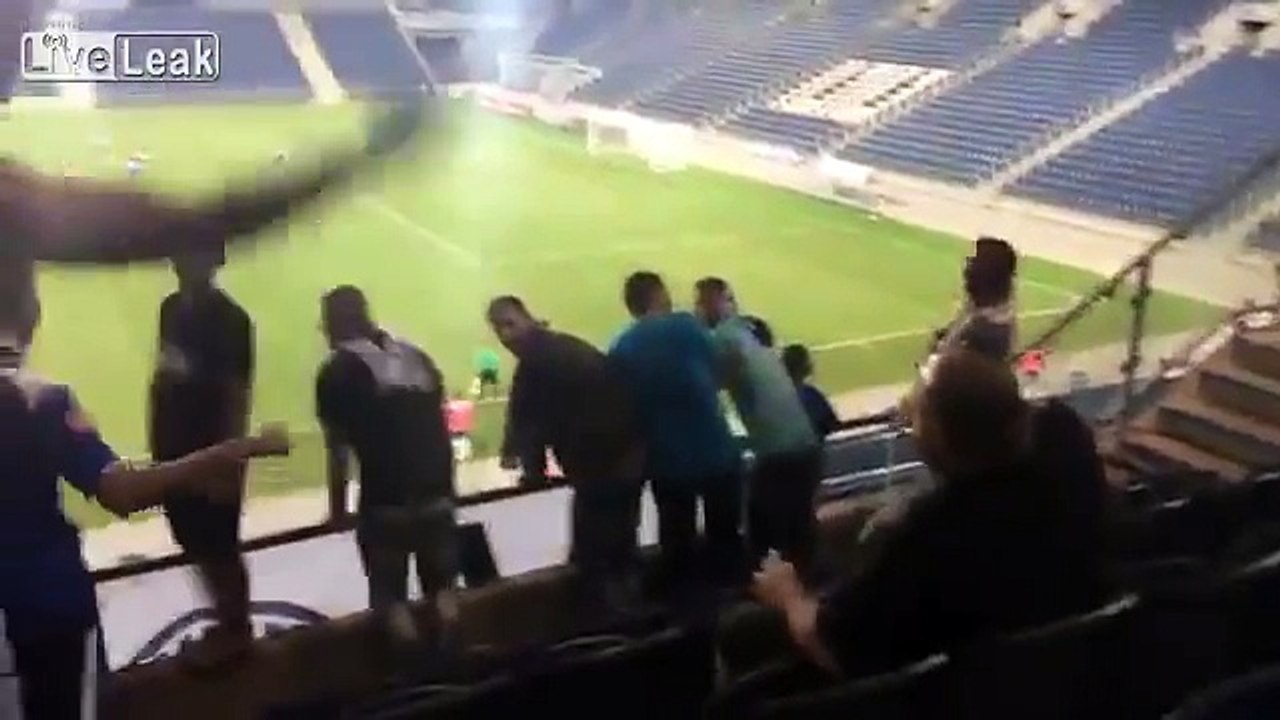 Il lâche un pet dans les gradins qui fait fuir tous ces amis lors d’un match de football !