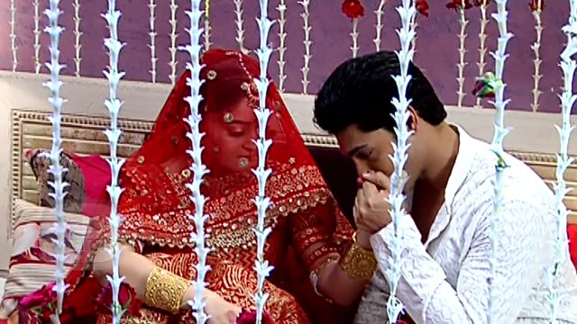 Krish FAINTS After Kissing Nandini On Their First Night | Balika Vadhu | On Location