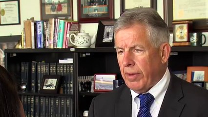 Un père saute à la gorge du meurtrier de sa fille en plein Tribunal, la scène est impressionnante... (vidéo)