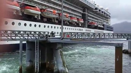 Le bateau de croisière Celebrity Infinity rate son accostage