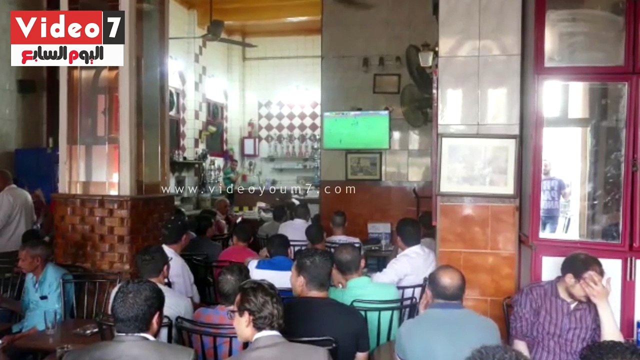 بالفيديو.. مقاهى وسط البلد "كامل العدد" لمشاهدة مباراة مصر وتنزانيا