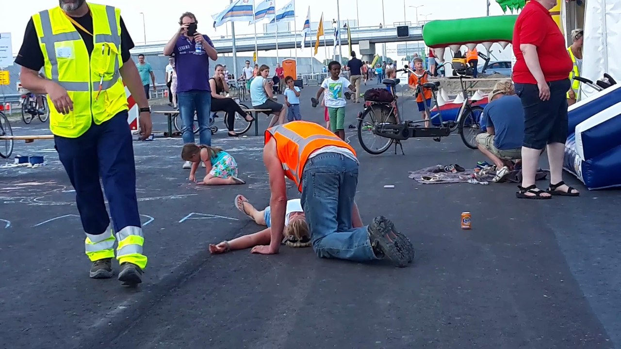 Ligt een dame op de A9 Lady laying on the higway A9