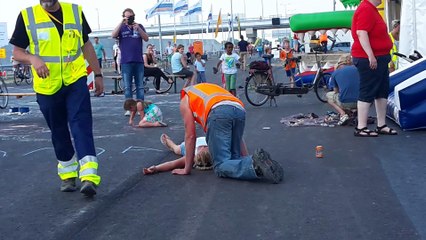 Ligt een dame op de A9 Lady laying on the higway A9