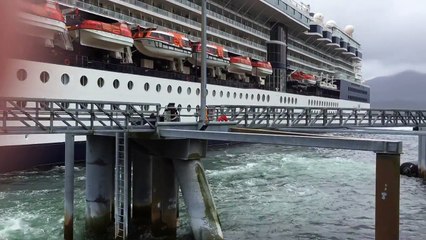 Le bateau de croisière Celebrity Infinity rate son accostage