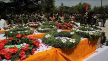 Las fuerzas de seguridad de India entierran a los tres soldados emboscados en el sur de Cachemira