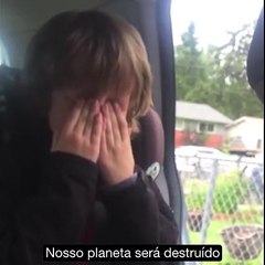 criança chora devastada pelo mal que os humanos fazem ao mundo