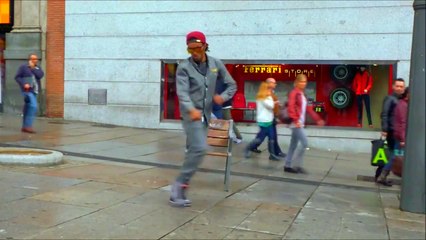 en çok gaza getiren müzik le dans eden adam