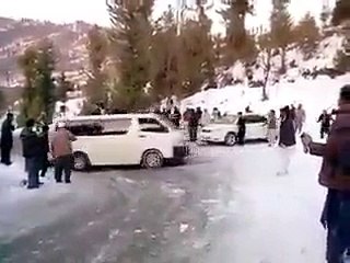 Girl kissing in public in murree with nawaz sharif - desi girls video