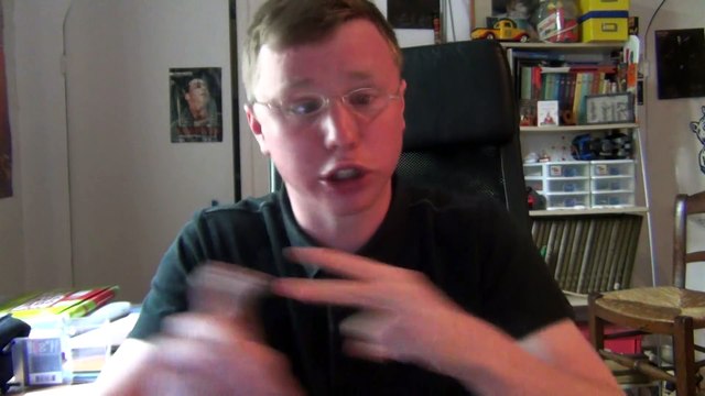 Très énervé d'avoir perdu une caméra, ce gars se défoule sur sa mère