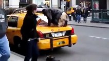 Taxi driver nay Taxi par nimaz parh kar Newyork ko heyraan kardiya