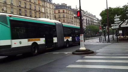 Le bus 91 franchit le carrefour des Gobelins à Paris