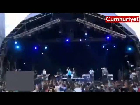 Selda Bağcan Barcelonalıları 'yuh yuh' ile coşturdu