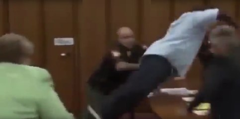 Il se jette sur le meurtrier de sa fille en plein tribunal