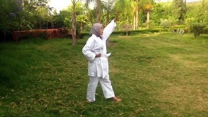 Farah en démonstration de Kung Fu devant les autres jeunes accueillis à l'association Ourika Tadamoune