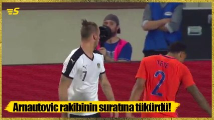 Rakibinin suratına tükürdü!