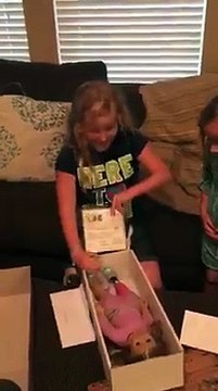 Cette fillette handicapée reçoit une poupée très spéciale