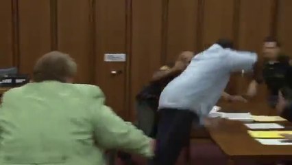 Il saute à la gorge du meurtrier de sa fille en plein Tribunal!