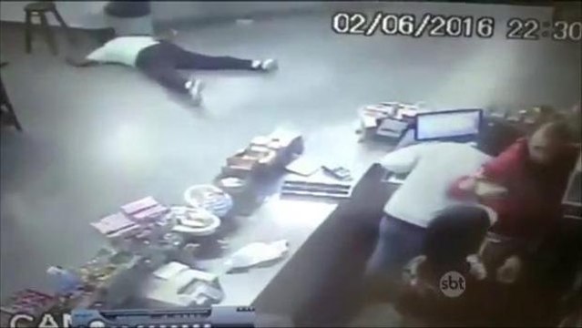 PR: Criminosos invadem churrascaria e agridem clientes e funcionários