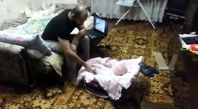 Кот защищает ребенка. Cat protects the child