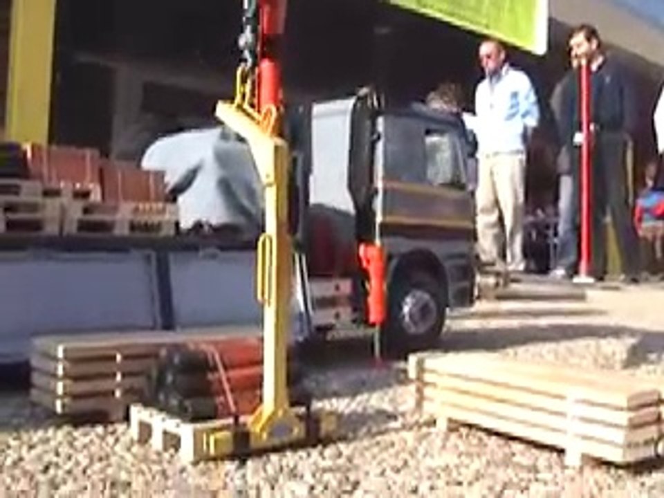 Le cauchemar du "pilote", le lève-palette sur grue radiocommandée