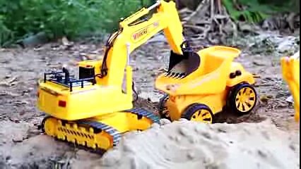 Hoạt hình xe Cần Cẩu & Bé điều khiển xe máy múc múc đất vào xe tải trên bãi cát