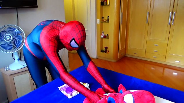 Spiderman, Pink Spidergirl & Spiderbaby - Spiderbaby Pees on Spiderman Face - Superhero in Real Life