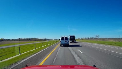 Il appel le numéro sur la camionette blanche pour lui demander de se rabattre !