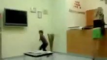 Ce petit garçon est un vrai démon, ce qu’il fait à sa mère est fou !